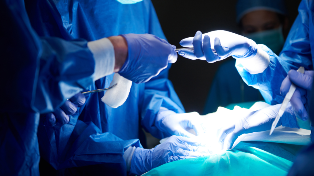 procedimento de cirurgia minimamente invasiva na coluna.
